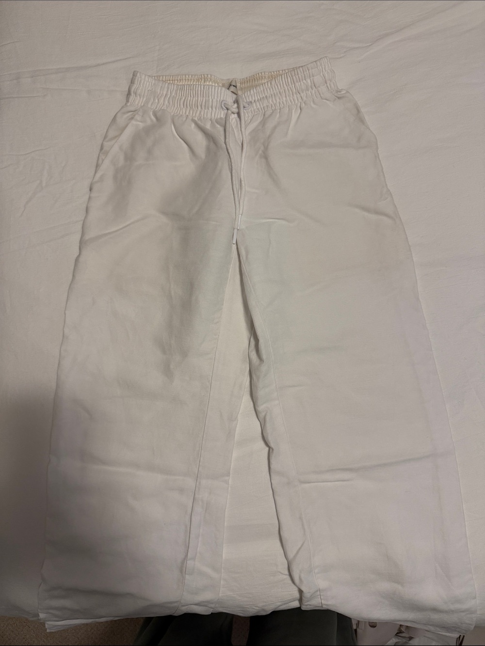 Aritzia Women's White Elastic-Waist Drawstring Sweatpants